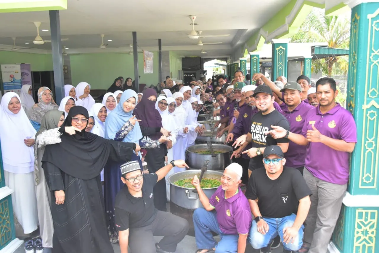 Aktiviti memasak bubur lambuk bersama Dai Hidayu Mohd. Kamil, IQRA, mahasiswa dan NGO di Taman Setia, Klang, hari ini.
